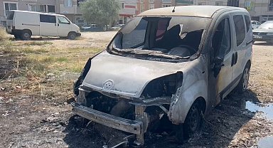 Tarlada başlayan yangın, 2 aracı küle çevirdi