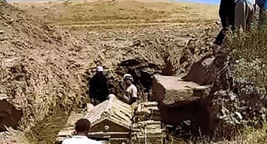 Tarlayı kazarak buldukları lahdi bırakıp kaçtılar