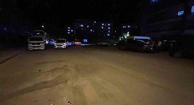 Tartışıp kovaladığı kişiyi bıçaklayıp kaçtı