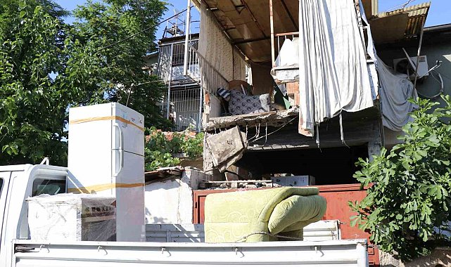 Taşıma işlemi yapılan evin balkonu çöktü: 3 yaralı