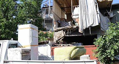 Taşıma işlemi yapılan evin balkonu çöktü: 3 yaralı