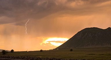 Tatvan'da gökyüzü kızıla büründü