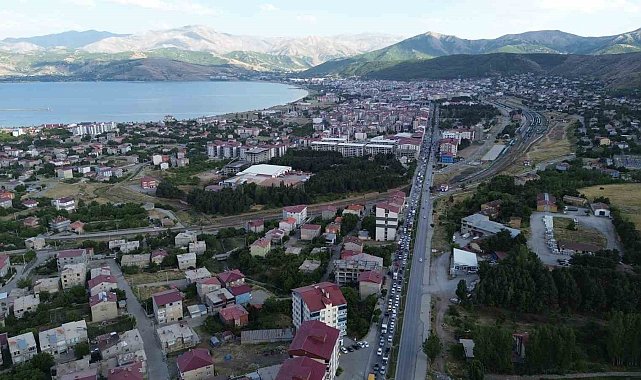 Tatvan'da kilometrelerce araç kuyruğu oluştu