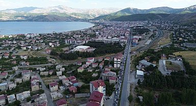 Tatvan'da kilometrelerce araç kuyruğu oluştu