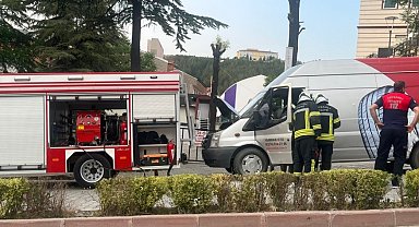 Tavşanlı'da seyir halindeki minibüs alev aldı