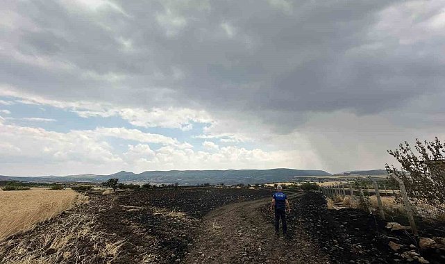 Tavuk çiftliğinde yakılan ateş tarlaya sıçradı