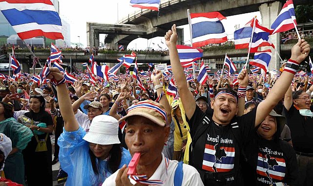 Tayland'da binlerce kişi Başbakan Shinawatra'nın istifasını talep etti