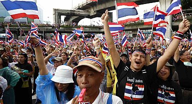 Tayland'da binlerce kişi Başbakan Shinawatra'nın istifasını talep etti