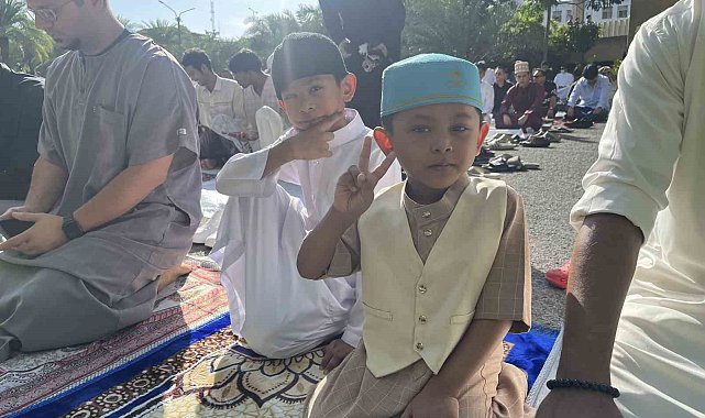 Tayland'da Müslümanlar bayram namazında saf tuttu