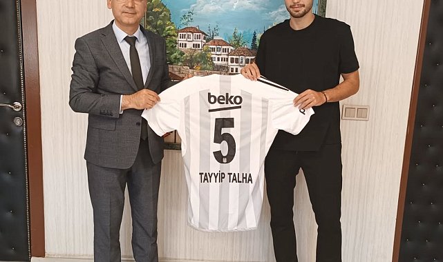 Tayyip Talha Sanuç'tan lise öğretmenine Beşiktaş forması