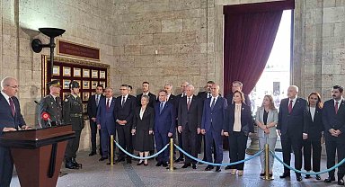 TBMM Başkanı Kurtulmuş ve Başkanlık Divanı üyeleri Anıtkabir'i ziyaret etti