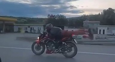 Tehlikeli akım, motosikleti yüzüstü yatarak sürdü
