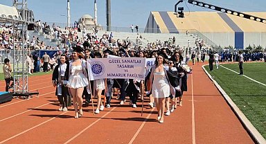 Tekirdağ Üniversitelilerin mezuniyet coşkusu renkli görüntülere sahne oldu