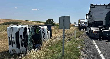 Tekirdağ'da tarlaya devrilen tırda sürücü yaralandı