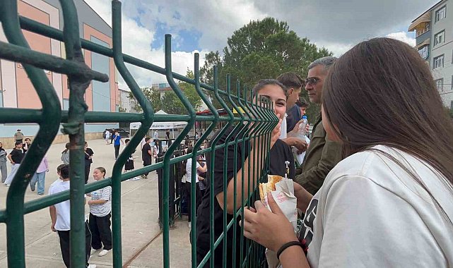 Tel örgü ardında sınav molası: Velilerden çocuklarına moral desteği