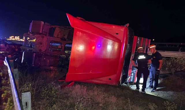 TEM Otoyolu'nda cip ile çarpışan tır, orta refüje devrildi: 2 yaralı