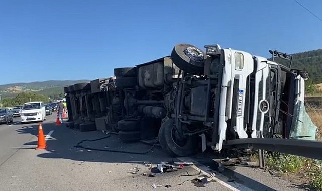 TEM Otoyolu'nda devrilen tırın dorsesindeki hurdalar yola saçıldı: 1 yaralı