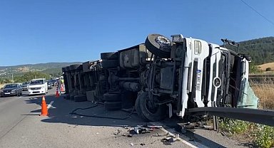 TEM Otoyolu'nda devrilen tırın dorsesindeki hurdalar yola saçıldı: 1 yaralı