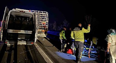 TEM'de can pazarı... Tüp yüklü kamyon ile minibüs çarpıştı: 16 yaralı