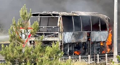 TEM'de yolcu otobüsü alev alev yandı: Yol trafiğe kapandı