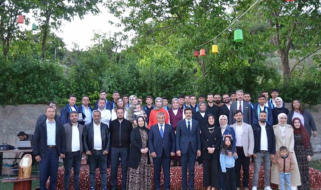 Tercan'da meslek liselilerinin mezuniyet sevinci