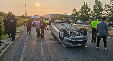 Ters dönen otomobilden yara almadan kurtuldu
