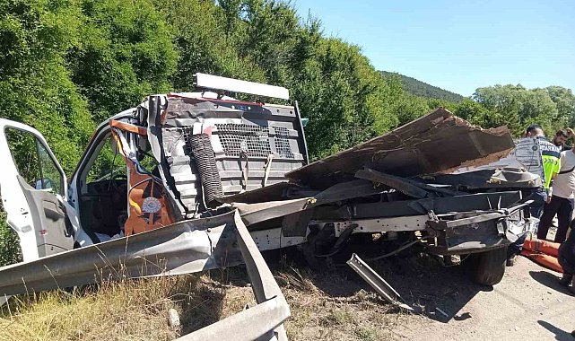 Tır, emniyet şeridindeki yol bakım aracına çarptı: 2 yaralı
