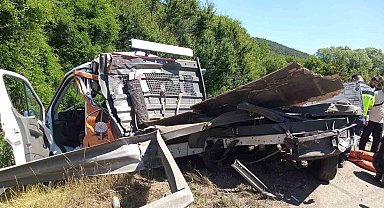 Tır, emniyet şeridindeki yol bakım aracına çarptı: 2 yaralı
