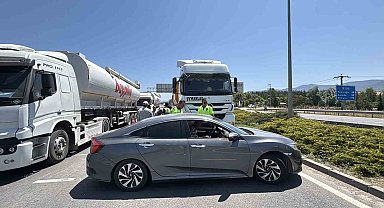 Tır, otomobili 60 metre sürükledi: Şans eseri yaralanan olmadı