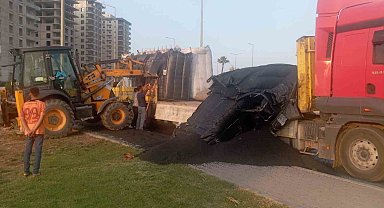 Tırdaki plastik ham madde yola saçıldı