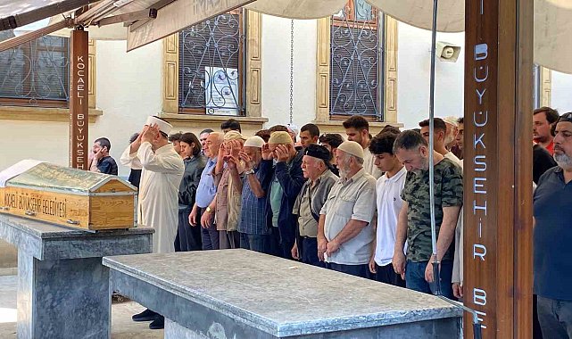Tırın altında kalarak hayatını kaybeden genç motosikletçi son yolculuğuna uğurlandı