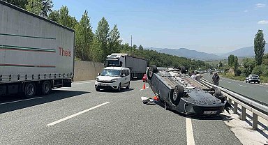 Tırın dorsesine çarpan otomobil takla attı: 5 yaralı