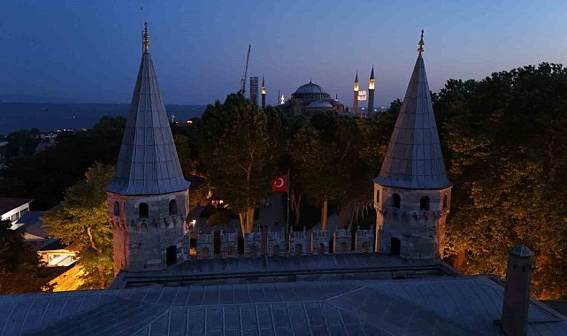 Topkapı Sarayı gece ziyaretçilerini ağırlamaya başladı