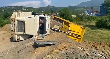 Toprak boşaltan kamyon devrildi: 1 yaralı