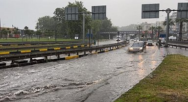 Trabzon şehir merkezi yağmura teslim oldu