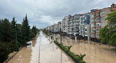 Trabzon'da eski devlet sahil yolu sular altında