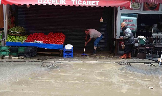 Trabzon'da sular çekilmeye, esnaf da temizliğe başladı