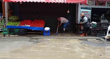 Trabzon'da sular çekilmeye, esnaf da temizliğe başladı
