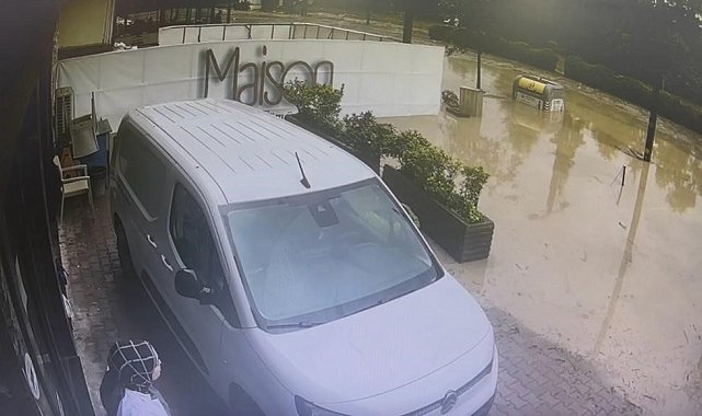 Trabzon'da yaşanan selin geliş anları güvenlik kameralarına yansıdı