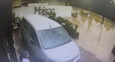 Trabzon'da yaşanan selin geliş anları güvenlik kameralarına yansıdı