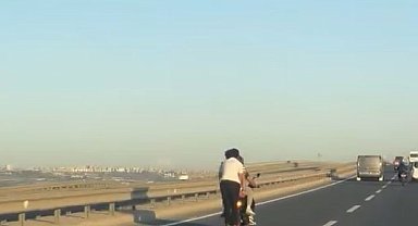 Trafikte motosiklete tutunarak ilerleyen patenli genç yürekleri ağza getirdi