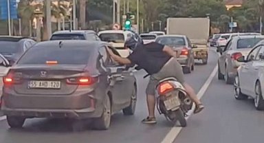 Trafikte tartışma büyüdü: Motosikletli sürücü otomobile vurdu