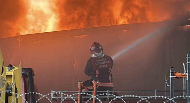 Traktör bayisinin deposunda yangın