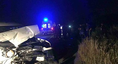 Traktör ile hafif ticari araç çarpıştı: 4 yaralı