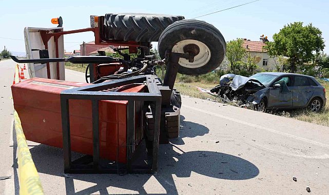 Traktör ile otomobil çarpıştı: 4 yaralı