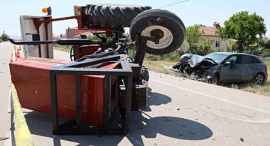 Traktör ile otomobil çarpıştı: 4 yaralı