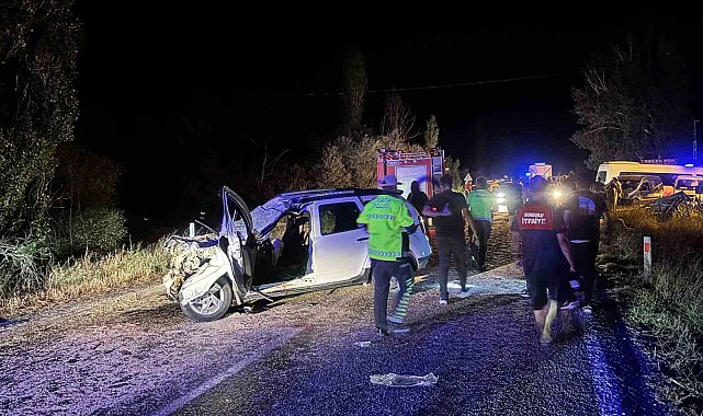Traktör römorkuna çarpan cip hurdaya döndü: 2'si ağır 6 yaralı
