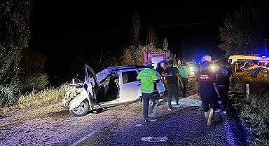 Traktör römorkuna çarpan cip hurdaya döndü: 2'si ağır 6 yaralı