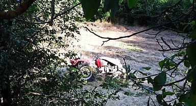 Traktör şarampole yuvarlandı: Dede hayatını kaybetti, eşi ve torunları yaralı
