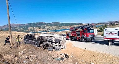 Tunceli'de kamyon devrildi, sürücü araçtan fırladı